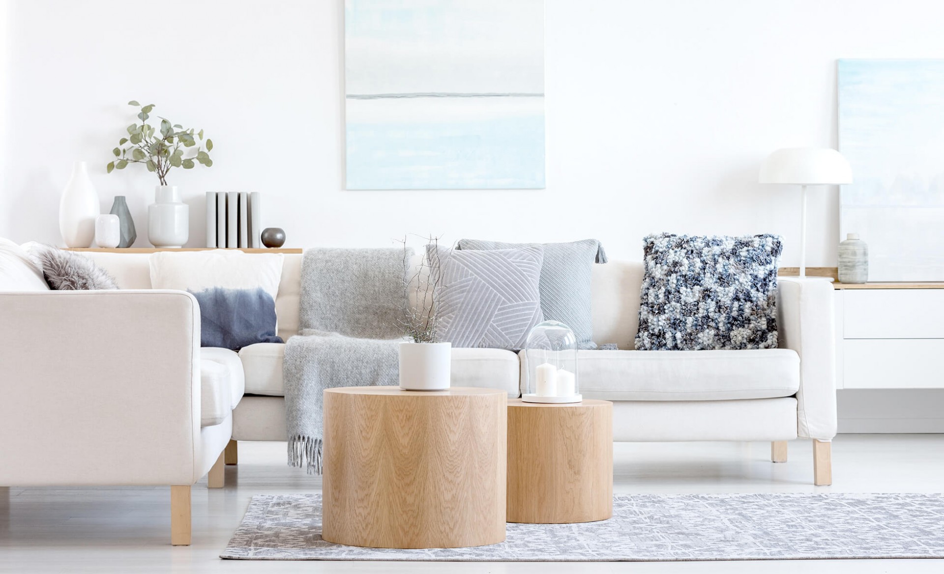 白を基調としたリビングの写真