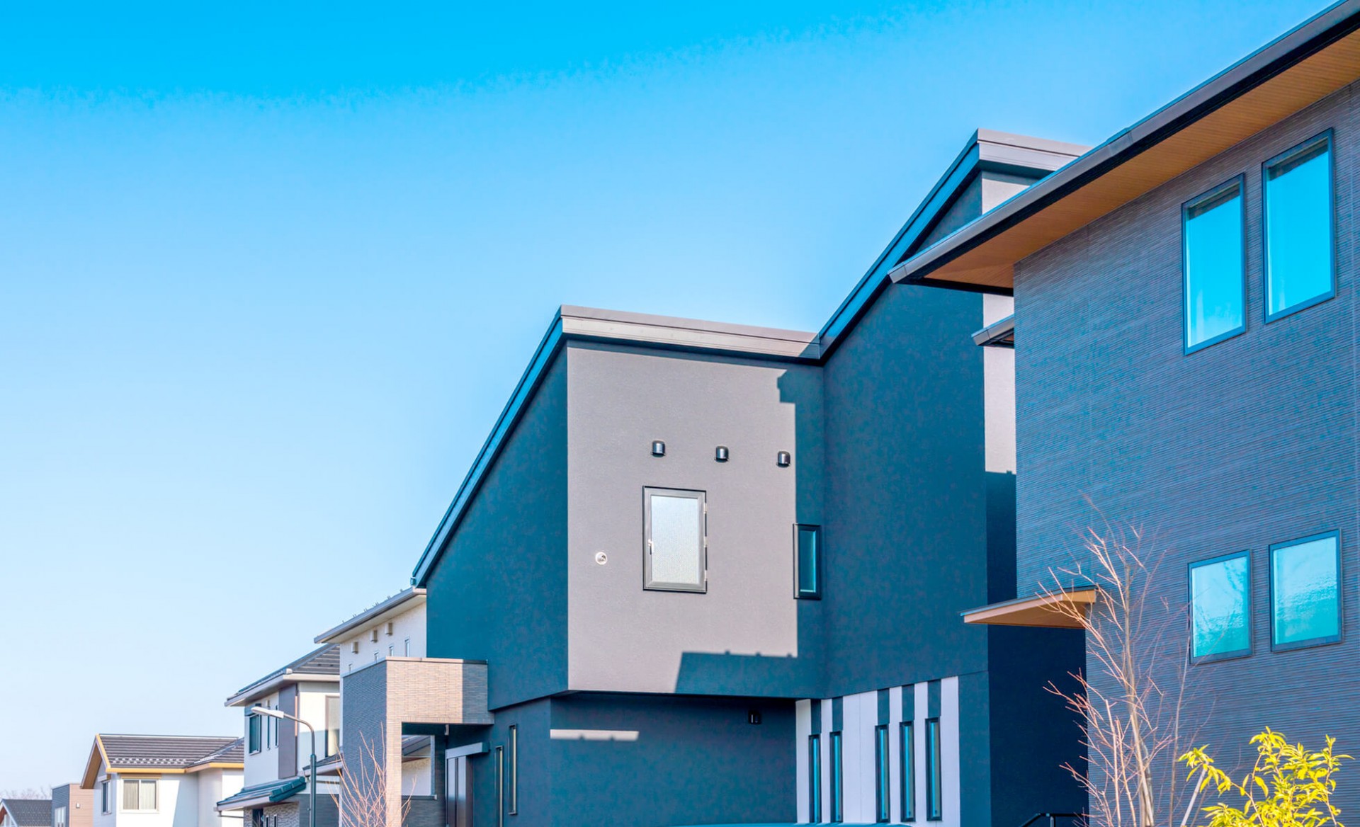 青空の下の住宅の写真